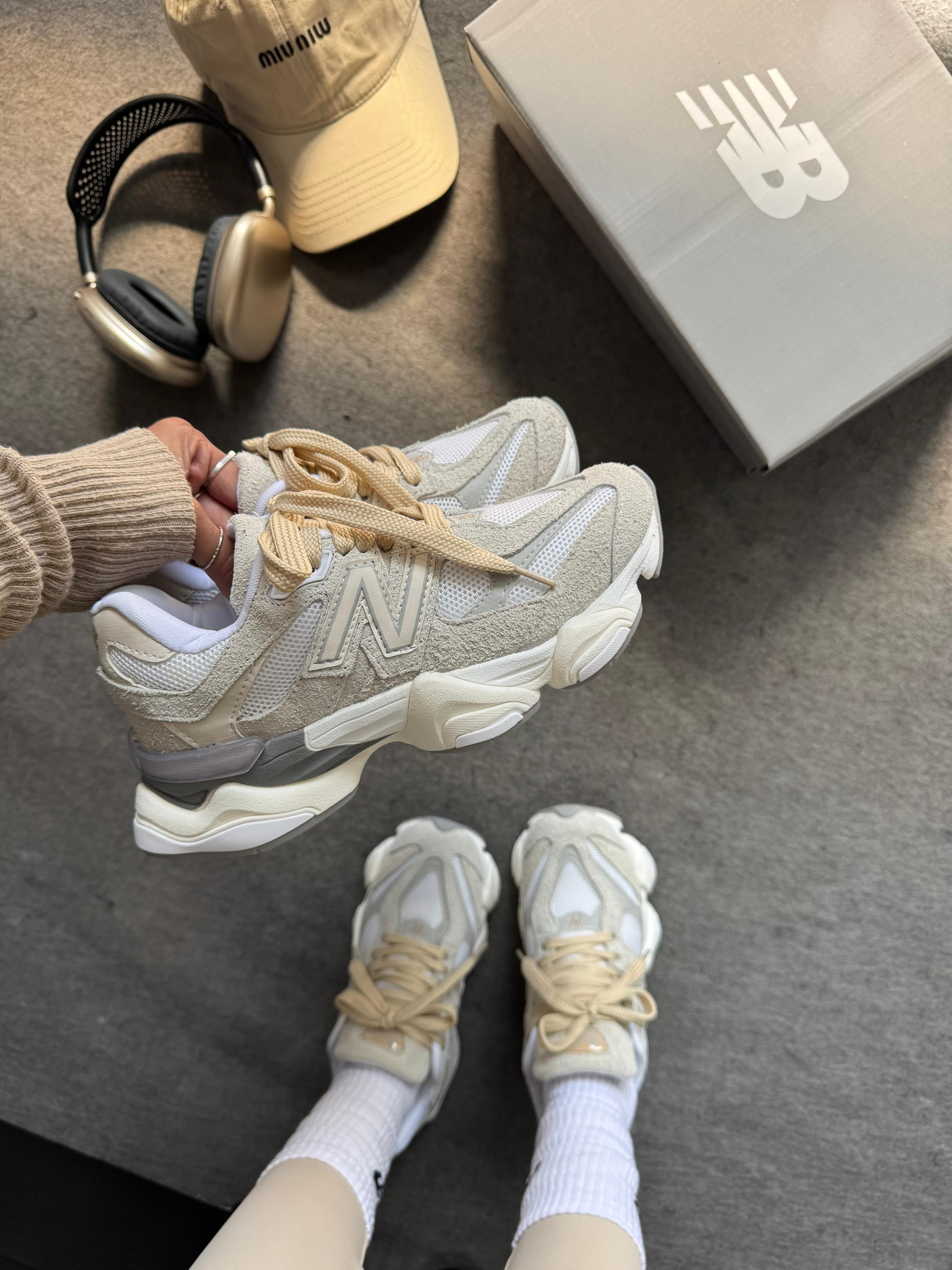 Tênis New Balance 9060 Off Nude Moderno e Confortável com Design Clean para Uso Diário e Passeios