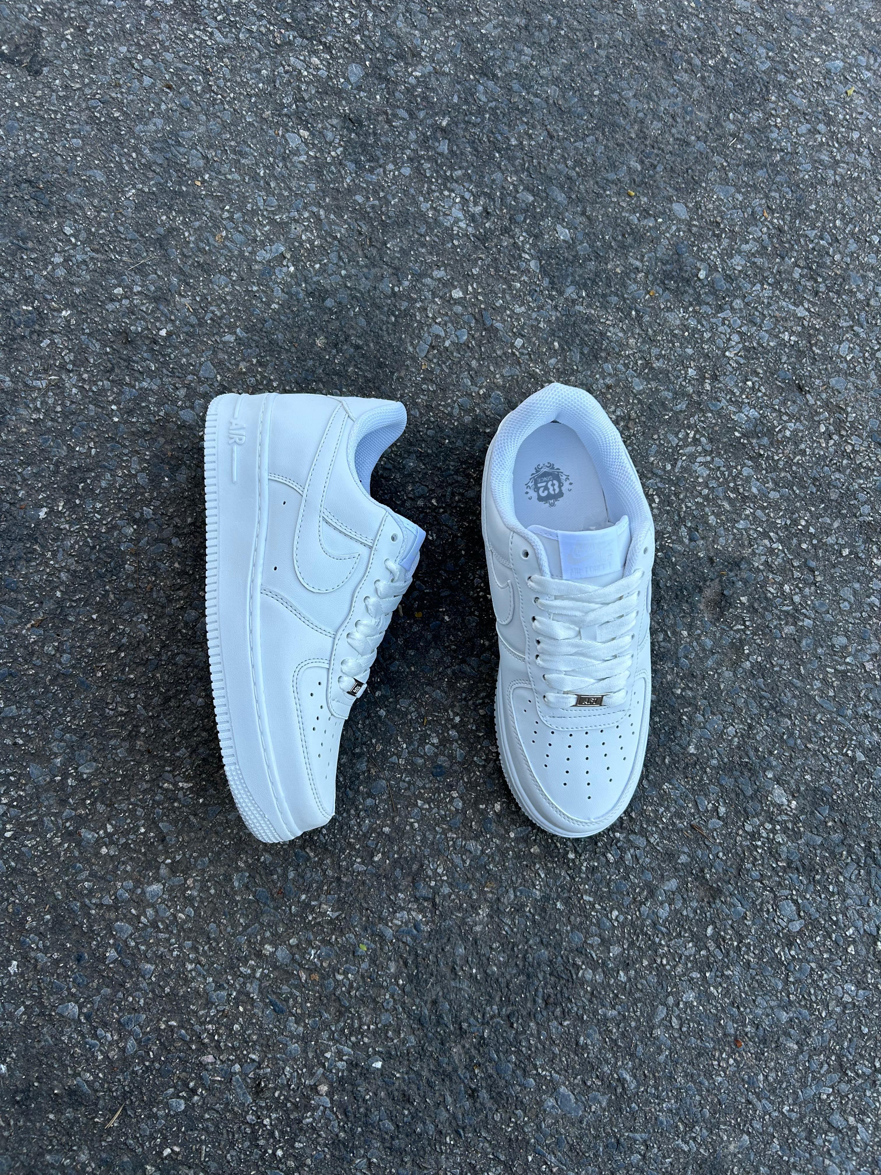 Tênis Nike Air Force 1 Luxo Branco,flamingo e verde Clássico Versátil para Uso Diário, Trabalho, Escola e Passeios
