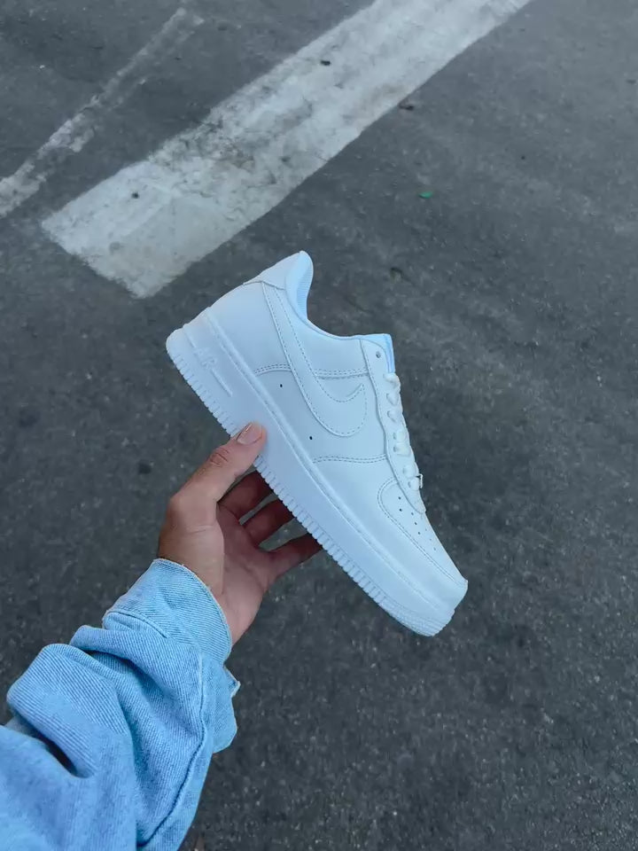 Tênis Nike Air Force 1 Luxo Branco,flamingo e verde Clássico Versátil para Uso Diário, Trabalho, Escola e Passeios
